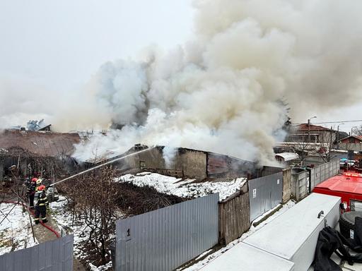 UPDATE - Puternic incendiu în Bucureşti – Focul se manifestă la case şi anexe gospodăreşti/ Două persoane, evaluate de medici/ Incendiul, localizat - VIDEO