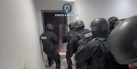 UPDATE - Bucureşti: Femeie, sechestrată de fostul iubit în locuinţă, alături de copilul de un an/ Poliţiştii SAS au intervenit în forţă, întrucât exista suspiciunea că bărbatul o ameninţă cu un cuţit/ Femeia şi copilul, în siguranţă - VIDEO