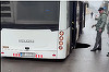 Groapă uriaşă în asfalt, pe o stradă din Brăila – Roţile din spate ale unui autobuz plin cu călători au căzut în groapă - VIDEO
