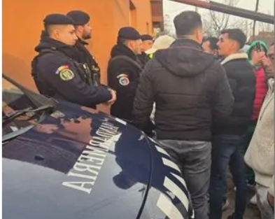 UPDATE - Timiş: Intervenţie a forţelor de ordine în localitatea Sânmihaiu Român, după ce oamenii au aflat că băiatul de 13 ani care şi-a ucis prietenul locuieşte în comuna lor şi s-au revoltat / Copilul, scos din imobil de jandarmi