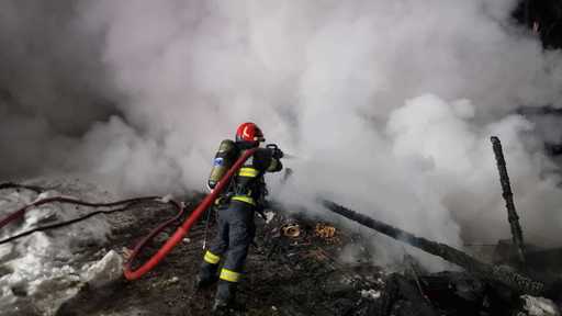 Hunedoara: Incendiu la o construcţie în care se aflau depozitate lemne, în apropierea unui bloc / Au fost afectate geamurile de la casa scării, aceasta fiind inundată cu fum / Trei persoane, între care un copil de 8 ani, au avut nevoie de îngrijiri medicale