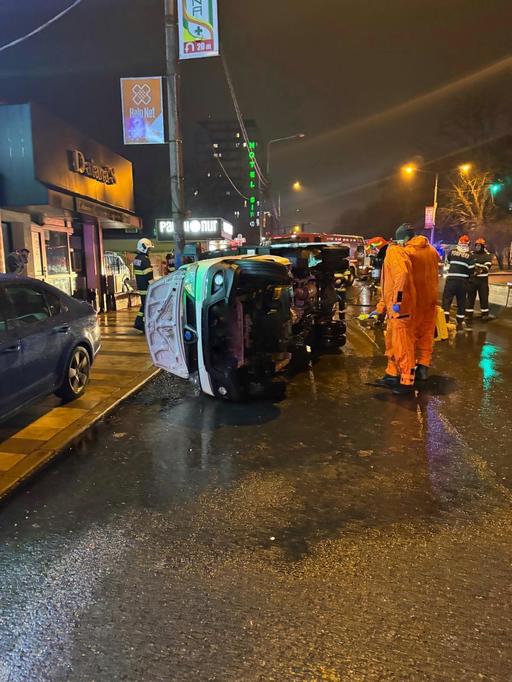 UPDATE - Bucureşti: Autoutilitară care transporta 50 de butelii goale, răsturnată pe Şoseaua Fundeni/ În accident a fost implicată şi o motocicletă pe care erau două persoane/ Acestea refuză transportul la spital