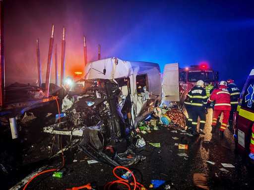 Suceava: Un mort şi trei răniţi, după ce un microbuz şi un autotren s-au ciocnit, pe DN 17/ Traficul, blocat complet - FOTO
