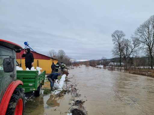 UPDATE - Dolj: Intervenţie pentru salvarea unui bărbat care a încercat să traverseze un râu, însă a fost surprins de creşterea bruscă a nivelului apei şi nu a mai putut ajunge la mal/ Bărbatul a fost adus în siguranţă la mal