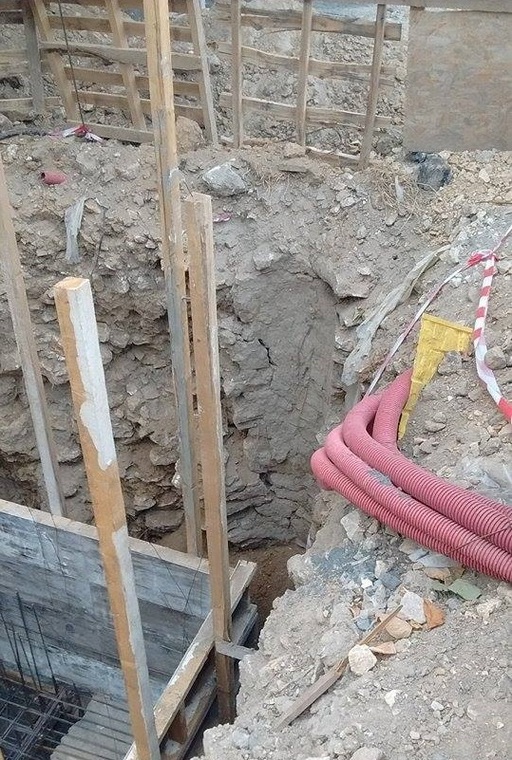 Mai multe fragmente osoase, descoperite în curtea unei grădiniţe din Galaţi, la o adâncime de 1,5 metri, în timpul unor lucrări / Oasele vor fi expertizate

