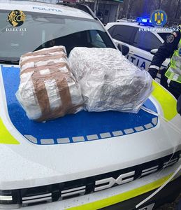 Vrancea: 15 kilograme de canabis, descoperite de poliţişti într-un autoturism. Cinci persoane, cercetate pentru trafic de droguri - FOTO