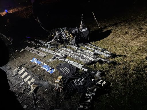Timiş: Suporterii PAOK Salonic au aprins torţe şi au aşezat fulare cu însemnele echipei la locul accidentului / Ambasadoarea Republicii Elene la Bucureşti a revenit la spital, unde sunt internaţi cei 3 răniţi / Un jurnalist a fost agresat