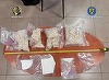 Timiş: Doi bărbaţi, prinşi în flagrant când vindeau aproximativ 4 kilograme de droguri cu peste 160.000 de lei/ Au fost reţinuţi pentru 24 de ore - FOTO
