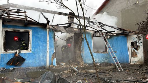 Botoşani: Un bărbat de 55 de ani a murit într-un incendiu care i-a cuprins locuinţa/ O tânără şi copiii săi au reuşit să iasă din casă în momentul izbucnirii focului, mama şi o fetiţă suferind arsuri la picioare/ Cauza probabilă a incendiului - FOTO