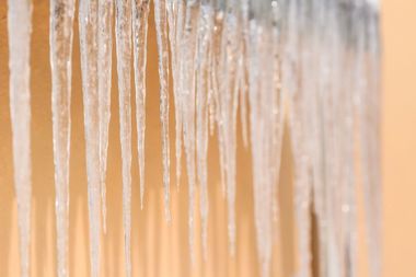 Meteorologii anunţă precipitaţii în cea mai mare parte a ţării şi intensificări ale vântului, până duminică seară / Vremea se va răni semnificativ / Temperaturi între minus 14 şi minus 10, în noaptea de sâmbătă spre duminică

