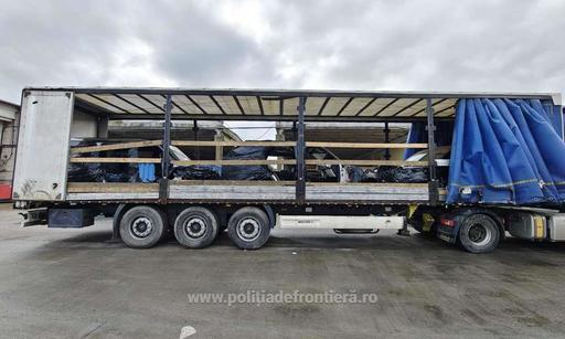 Şase autoturisme furate, estimate la o valoare totală de 2 milioane de lei, descoperite de poliţiştii de frontieră/ Trei dintre acestea fuseseră dezmembrate pentru a fi transportate şi exportate