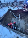 Alba Iulia: Femeie, salvată de pompieri după ce a căzut într-o groapă adâncă de trei metri, unde se făceau lucrări la canalizare