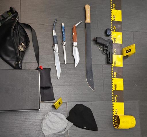 Şapte tineri au fost reţinuţi după ce s-au bătut în vestiarul unei săli de sport din sectorul 6 al Capitalei/ Asupra scandalagiilor au fost găsite cuţite, o sabie şi spray-uri lacrimogene - VIDEO