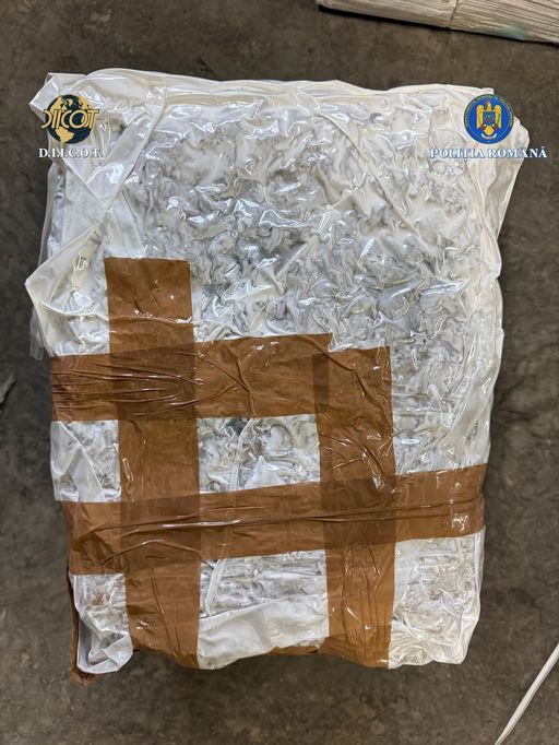 Vrancea: Alte 15 kilograme de canabis, găsite la un punct de lucru al unei firme de curierat, în cadrul anchetei în care cinci persoane sunt cercetate pentru trafic de droguri