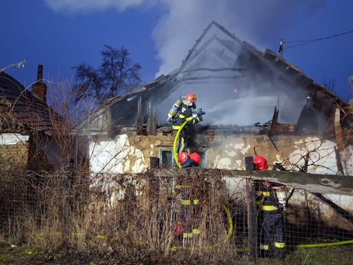 Bihor: Bărbat în vârstă de 72 de ani, mort în urma unui incendiu provocat, cel mai probabil, de jarul căzut din sobă - FOTO