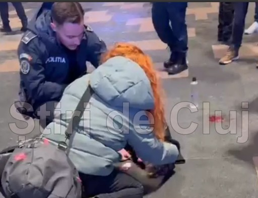 UPDATE - Cluj: Anchetă a Poliţiei, după ce un tânăr a fost bătut crunt şi lăsat inert în faţa unui centru comercial din Cluj / Un adolescent de 14 ani, identificat că fiind agresorul 