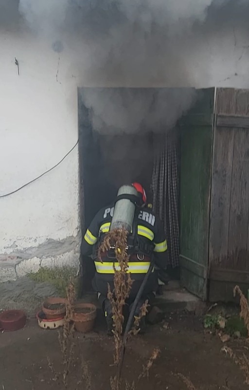 O femeie din Bihor a murit într-un incendiu care i-a cuprins casa. Este al doilea deces produs în judeţ, într-o singură zi, în astfel de circumstanţe / Recomandările pompierilor
