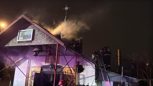 Incendiu la o biserică din municipiul Tulcea. Au ars obiecte de mobilier, icoane şi tablouri aflate la intrarea în lăcaş şi la aproximativ 10 de metri pătraţi de acoperiş şi  tavan - FOTO
