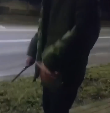 Un tânăr care îşi ameninţa cu cuţitul colegii, pe o stradă din Zalău, a fost imobilizat de jandarmi şi încătuşat - VIDEO