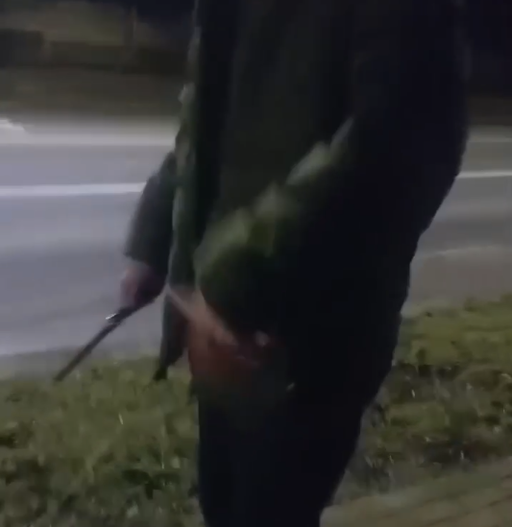 Un tânăr care îşi ameninţa cu cuţitul colegii, pe o stradă din Zalău, a fost imobilizat de jandarmi şi încătuşat - VIDEO