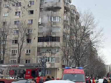 Incendiu într-un apartament din Sectorul 5 al Capitalei. O persoană cu arsuri a fost scoasă din apartament. alţi 30 de locatari din bloc, evacuaţi - FOTO