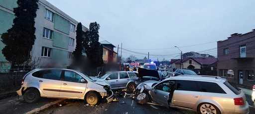 Două femei au fost rănite, după ce cinci maşini s-au ciocnit în Turda