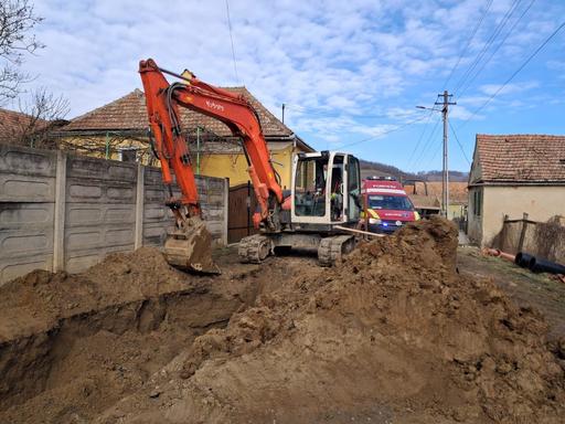 Sibiu: Bărbat, transportat la spital cu un traumatism toracic după ce a fost prins sub un mal de pământ