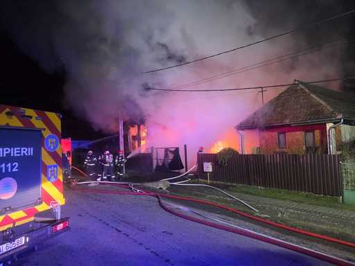 Puternic incendiu într-o localitate din judeţul Mureş  - Focul a cuprins o casă din lemn şi s-a extins la a doua – FOTO / VIDEO