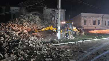 UPDATE - Biserica Reformată din Cehu Silvaniei, judeţul Sălaj, s-a prăbuşit, în apropierea Poliţiei / O poliţistă care se îndrepta spre serviciu a fost rănită / O maşină, avariată / Biserica era în renovare, în cadrul unui proiecte de 10 milioane - VIDEO 