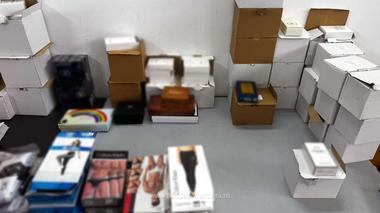 Peste 1.100 de articole vestimentare, de marochinărie şi produse de parfumerie cu însemnele unor mărci celebre, dar cu suspiciune de contrafacere, găsite de poliţiştii de frontieră din Giurgiu