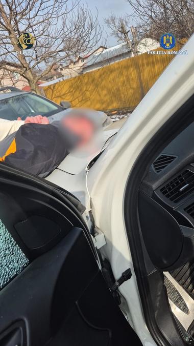 Trei bărbaţi, reţinuţi de DIICOT după ce au constituit o grupare care aducea în ţară cantităţi importante de cocaină şi haşiş/ Unul dintre ei, prins în flagrant când transporta o parte din droguri, fiind sub influenţa substanţelor interzise