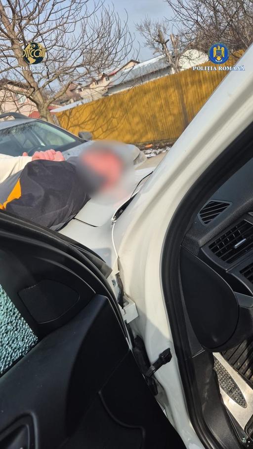 Trei bărbaţi, reţinuţi de DIICOT după ce au constituit o grupare care aducea în ţară cantităţi importante de cocaină şi haşiş/ Unul dintre ei, prins în flagrant când transporta o parte din droguri, fiind sub influenţa substanţelor interzise