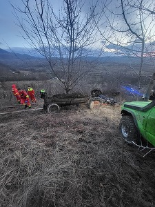 Satu Mare: Un bărbat a murit după ce a fost prins sub un tractor care s-a răsturnat - FOTO