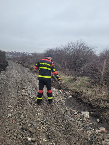 Muniţie neexplodată, descoperită în zona Cimitirului Evreiesc din Iaşi / Proiectilul a fost ridicat de către pompieri / Specialişti: Reprezintă un pericol major pentru siguranţa publică, chiar şi atunci când par vechi, deteriorate sau inactive - FOTO

