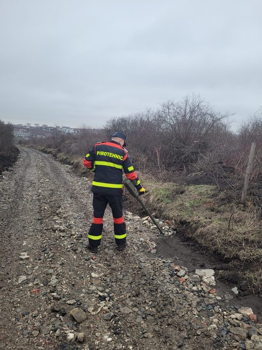 Muniţie neexplodată, descoperită în zona Cimitirului Evreiesc din Iaşi / Proiectilul a fost ridicat de către pompieri / Specialişti: Reprezintă un pericol major pentru siguranţa publică, chiar şi atunci când par vechi, deteriorate sau inactive - FOTO

