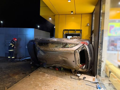 Cluj: Bărbat, arestat preventiv după ce, conducând fără permis, a intrat cu maşina într-un stâlp de iluminat şi în peretele unui magazin din parcarea mall-ului din Floreşti/ El a refuzat să îi fie recoltate probe biologice - FOTO