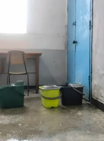 Sindicatul Europol, distribuind imagini cu sediul IPJ Botoşani: Avem pretenţii de poliţie europeană, dar strângem apa cu făraşul la fiecare ploaie / Reacţia Poliţiei judeţene  - VIDEO