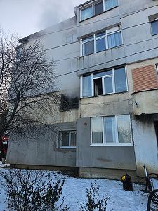 Incendiu la un apartament din Năvodari / O persoană a fost găsită decedată în locuinţă / Trei femei şi un copil, evaluaţi de medici / Zeci de adulţi şi copii, evacuaţi