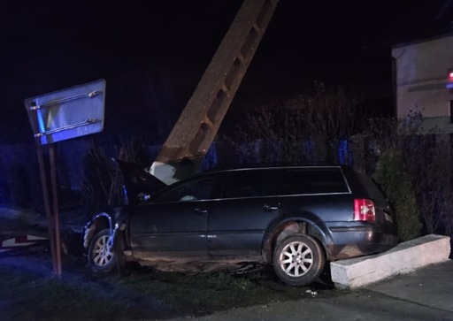 Timiş: Un bărbat şi o femeie, răniţi într-un accident rutier / Maşina în care se aflau a intrat într-un stâlp

