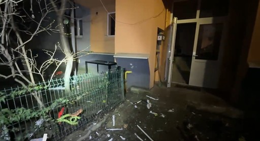 Ilfov - Explozie într-un bloc din Chitila. Două persoane au fost rănite. Zeci de locatari, evacuaţi - FOTO, VIDEO