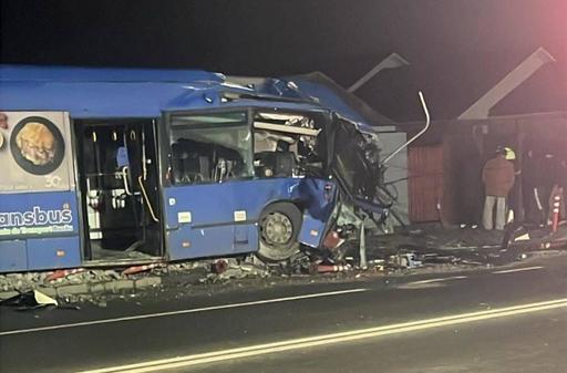 Buzău - Şofer al societăţii TransBus, rănit după ce a pierdut controlul autobuzului la intrarea în oraş. Alţi doi pasageri au fost transportaţi la spital - FOTO