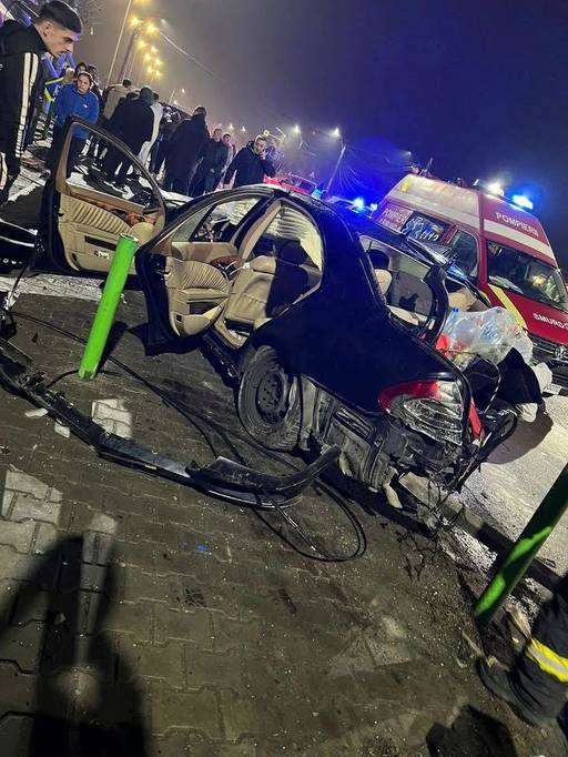 Ilfov: Un şofer în vârstă de 54 de ani a ajuns cu maşina pe acoperişul unei clădiri după ce a sărit cu autoturismul peste un sens giratoriu - FOTO, VIDEO