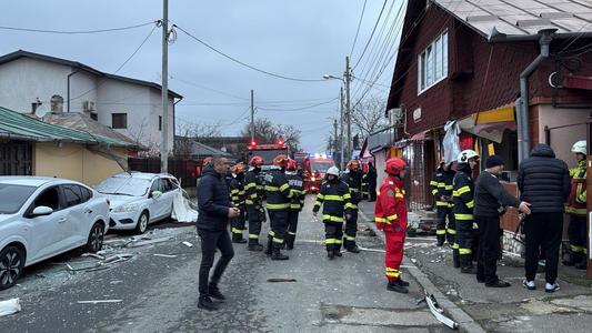 Încă o explozie sâmbătă, în sectorul 2 al Capitalei, după cea din Chitila, judeţul Ilfov/ Deflagraţia s-a soldat cu două victime/ Maşini parcate, avariate de elemente de tâmplărie ale locuinţei, aruncate în stradă de suflul exploziei