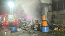 Incendiu la o hală din Tulcea unde erau depozitate cabluri electrice / Mai multe echipaje de pompieri au intervenit pentru stingerea focului 