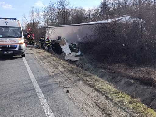 UPDATE - Trei morţi şi un rănit, în urma unui accident pe DN 6, în judeţul Caraş-Severin, în care au fost implicate un ansamblu de vehicule şi un microbuz de marfă/ Traficul rutier în zonă, blocat total, a fost reluat/ Precizările Poliţiei - FOTO