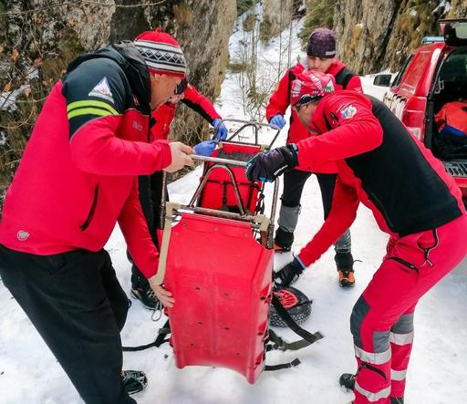 Bărbat mort după ce a căzut de pe un perete abrupt din zona Prăpăstiile Zărneştilor, fără potecă turistică marcată/ Salvamontişti: Nu se cunosc circumstanţele producerii accidentului, persoana fiind singură