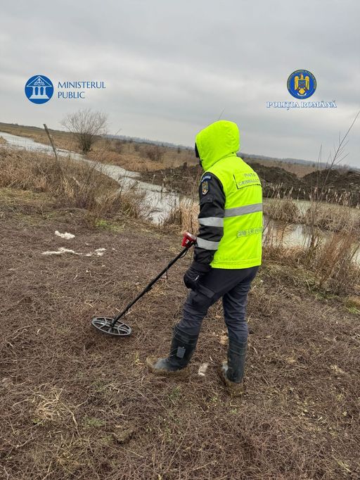 UPDATE - Dâmboviţa: Percheziţii într-un dosar care vizează introducerea în ţară de arme de foc şi muniţii de către un bărbat de 35 de ani /  Armele, de tipul GHOST GUNS, aduse din Turcia şi ulterior comercializate - FOTO