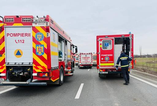 Opt persoane, rănite într-un accident rutier în judeţul Giurgiu / Un microbuz condus de un tânăr de 22 de ani a lovit o maşină care circula în faţa sa, dar şi un utilaj care efectua lucrări de întreţinere a drumului - FOTO
