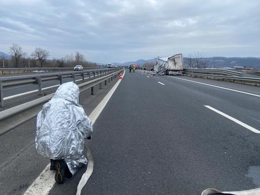 Hunedoara: Accident între două autocamioane pe autostrada A1 / Unul dintre TIR-uri transporta sulfat de amoniu, iar o parte din încărcătură a ajuns pe carosabil / Perimetru de siguranţă - FOTO