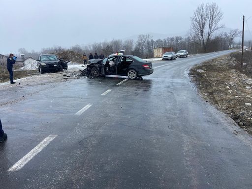 Vâlcea: Cinci persoane au fost răniite, după un accident provocat de un tânăr de 18 ani care nu a adaptat viteza maşinii într-o curbă periculoasă

